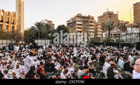 Kairo, Ägypten. Juni 2024. Die Menschen versammeln sich um die Moschee in Kairo, um am ersten Tag des Eid al-Adha-Feiertags, der das Ende der Hadschj-Pilgerfahrt nach Mekka am Sonntag, dem 16. Juni 2024, zu beten. Muslime auf der ganzen Welt feiern Eid al-Adha, um das Ende des Haj zu markieren, indem sie Schafe, Ziegen, Kühe und Kamele schlachten, um der Bereitschaft des Propheten Abrahams zu gedenken, seinen Sohn Ismail auf Gottes Befehl zu opfern. Foto von/UPI Credit: UPI/Alamy Live News Stockfoto