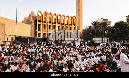 Kairo, Ägypten. Juni 2024. Die Menschen versammeln sich um die Moschee in Kairo, um am ersten Tag des Eid al-Adha-Feiertags, der das Ende der Hadschj-Pilgerfahrt nach Mekka am Sonntag, dem 16. Juni 2024, zu beten. Muslime auf der ganzen Welt feiern Eid al-Adha, um das Ende des Haj zu markieren, indem sie Schafe, Ziegen, Kühe und Kamele schlachten, um der Bereitschaft des Propheten Abrahams zu gedenken, seinen Sohn Ismail auf Gottes Befehl zu opfern. Foto von/UPI Credit: UPI/Alamy Live News Stockfoto
