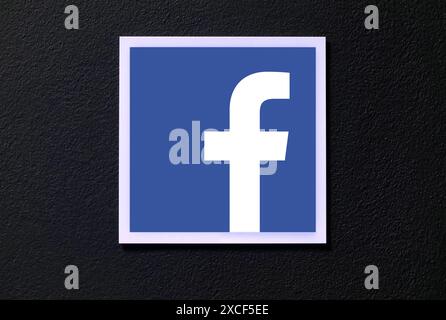 Quadratisches Label-Logo der Meta Facebook-Firmenmarke, das an einer dunklen Wand des Bürogebäudes hängt, Vorderansicht, Nahaufnahme, niemand. Beschilderung, Logo-Symbol-Plaqu Stockfoto