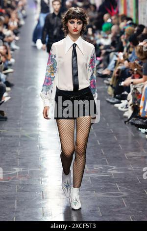 Mailand, Italien. Juni 2024. JOHN RICHMOND Frühjahr/Sommer 2025 Laufsteg während der Milan Fashion Week Herrenmode am 2024. Juni - Mailand, Italien 15/06/2024 Credit: dpa/Alamy Live News Stockfoto