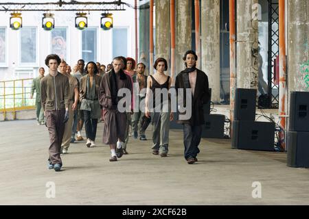 Mailand, Italien. Juni 2024. MAGLIANO Frühjahr/Sommer 2025 Laufsteg während der Milan Fashion Week Herrenmode am 2024. Juni - Mailand, Italien 16/06/2024 Credit: dpa/Alamy Live News Stockfoto