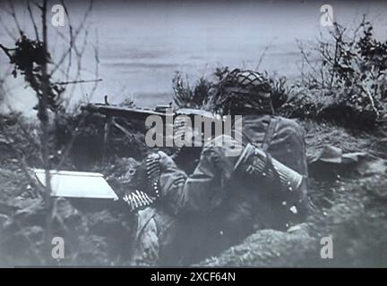 World war Two s&W Screenshot Foto . Deutscher Soldat aus einer Luftlandeeinheit feuert 1945 eine MG42 Ostpreußen ab Stockfoto