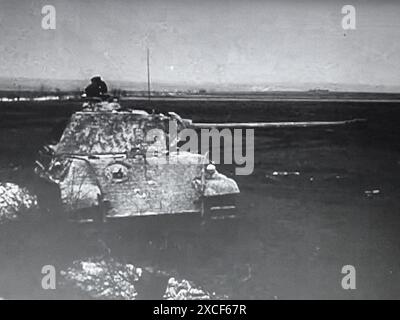 World war Two s&W Screenshot Foto . Ein deutscher Pantherpanzer, der 1945 auf die fortschreitenden russischen Streitkräfte in Ostpreußen feuert Stockfoto