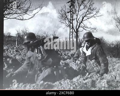 World war Two s&W Screenshot Foto . Deutsche Soldaten laufen 1945 zu ihren Stellungen in Ostpreußen. Stockfoto