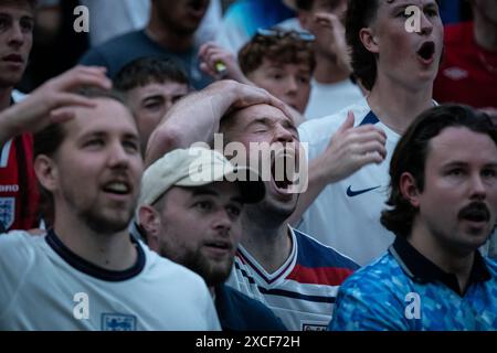 London, Großbritannien. Juni 2024. EURO 2024: England gegen Serbien. Fans reagieren auf einen beinahe-Tor-Fehlschlag bei der 4TheFans Großleinveranstaltung in North Greenwich. England gewann 1-0 beim Auftakt der EM 2024 gegen Serbien. Guy Corbishley/Alamy Live News Stockfoto