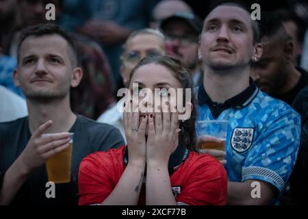 London, Großbritannien. Juni 2024. EURO 2024: England gegen Serbien. Die Fans reagieren auf einen angespannten Torstoß während des Spiels bei der 4TheFans Großbildveranstaltung in North Greenwich. England gewann 1-0 beim Euro-Auftakt gegen Serbien. Guy Corbishley/Alamy Live News Stockfoto