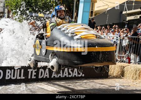 Sao Paulo, Brasilien. Juni 2024. Die Teilnehmer rasen während des Red Bull Downhill-Events – Geek Edition in Sao Paulo auf dem Kurs. (Kreditbild: © Paulo Lopes/ZUMA Press Wire) NUR REDAKTIONELLE VERWENDUNG! Nicht für kommerzielle ZWECKE! Stockfoto