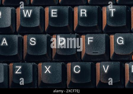 Alte, ästhetische Laptop-Tastatur im Retro-Stil mit dicken Tasten, von oben aufgenommen, niemand, keine Leute. Retro-Computing, Texteingabe Stockfoto