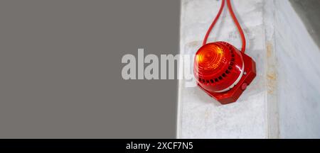 Rote industrielle Fabrik Produktionshalle Alarm Licht Alarm Notsystem, Arbeitsplatzsicherheit, Kopierraum, unscharfer Hintergrund Wide Shot Notfallplan, Stockfoto