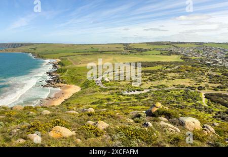 Blick auf die Küste und den Heysen Trail in Richtung Waitpinga vom Bluff oder Rosetta Head in Victor Harbor auf der Fleurieu Halbinsel, South Aust Stockfoto