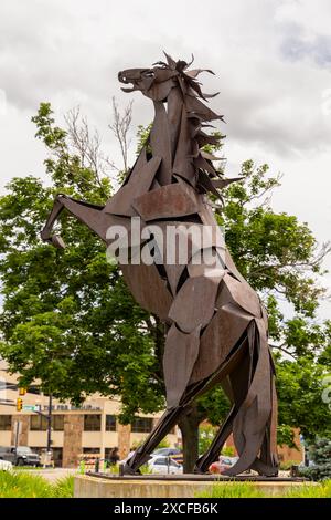 Colorado Springs, Colorado – 9. Juni 2024: Rising Horse Skulptur von Starr Kempf vor dem Pikes Peak Center for the Performing Art Stockfoto