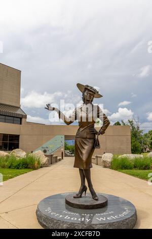 Colorado Springs, Colorado - 9. Juni 2024: Fannie Mae Duncan, eine Skulptur, die von Lori Kiplinger Pandy vor dem Pikes Peak Center für die Aufführung geschaffen wurde Stockfoto