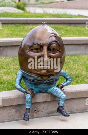 Colorado Springs, Colorado - 9. Juni 2024: Humpty Dumpty Skulptur von Kimber Fiebiger vor dem Pikes Peak Center for the Performing Art in Stockfoto