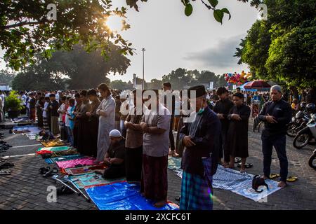 17. Juni 2024, Yogyakarta, Spezialregion Yogyakarta, Indonesien: Indonesische Muslime führen Eid al-Adha-Gebet auf dem südlichen Stadtplatz in Yogyakarta durch. Muslime auf der ganzen Welt feiern Eid Al-Adha, um der Bereitschaft des Propheten Ibrahim zu gedenken, seinen Sohn als Zeichen seines Gehorsams gegenüber Gott zu opfern, während dessen sie zulässige Tiere opfern, in der Regel Ziegen, Schafe und Kühe. (Kreditbild: © Angga Budhiyanto/ZUMA Press Wire) NUR REDAKTIONELLE VERWENDUNG! Nicht für kommerzielle ZWECKE! Stockfoto