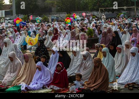 17. Juni 2024, Yogyakarta, Spezialregion Yogyakarta, Indonesien: Indonesische Muslime führen Eid al-Adha-Gebet auf dem südlichen Stadtplatz in Yogyakarta durch. Muslime auf der ganzen Welt feiern Eid Al-Adha, um der Bereitschaft des Propheten Ibrahim zu gedenken, seinen Sohn als Zeichen seines Gehorsams gegenüber Gott zu opfern, während dessen sie zulässige Tiere opfern, in der Regel Ziegen, Schafe und Kühe. (Kreditbild: © Angga Budhiyanto/ZUMA Press Wire) NUR REDAKTIONELLE VERWENDUNG! Nicht für kommerzielle ZWECKE! Stockfoto