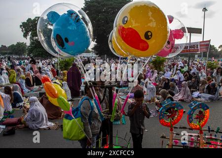 17. Juni 2024, Yogyakarta, Spezialregion Yogyakarta, Indonesien: Indonesische Muslime führen Eid al-Adha-Gebet auf dem südlichen Stadtplatz in Yogyakarta durch. Muslime auf der ganzen Welt feiern Eid Al-Adha, um der Bereitschaft des Propheten Ibrahim zu gedenken, seinen Sohn als Zeichen seines Gehorsams gegenüber Gott zu opfern, während dessen sie zulässige Tiere opfern, in der Regel Ziegen, Schafe und Kühe. (Kreditbild: © Angga Budhiyanto/ZUMA Press Wire) NUR REDAKTIONELLE VERWENDUNG! Nicht für kommerzielle ZWECKE! Stockfoto