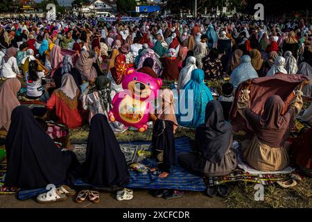 17. Juni 2024, Yogyakarta, Spezialregion Yogyakarta, Indonesien: Indonesische Muslime führen Eid al-Adha-Gebet auf dem südlichen Stadtplatz in Yogyakarta durch. Muslime auf der ganzen Welt feiern Eid Al-Adha, um der Bereitschaft des Propheten Ibrahim zu gedenken, seinen Sohn als Zeichen seines Gehorsams gegenüber Gott zu opfern, während dessen sie zulässige Tiere opfern, in der Regel Ziegen, Schafe und Kühe. (Kreditbild: © Angga Budhiyanto/ZUMA Press Wire) NUR REDAKTIONELLE VERWENDUNG! Nicht für kommerzielle ZWECKE! Stockfoto