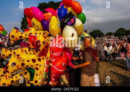 17. Juni 2024, Yogyakarta, Spezialregion Yogyakarta, Indonesien: Indonesische Muslime führen Eid al-Adha-Gebet auf dem südlichen Stadtplatz in Yogyakarta durch. Muslime auf der ganzen Welt feiern Eid Al-Adha, um der Bereitschaft des Propheten Ibrahim zu gedenken, seinen Sohn als Zeichen seines Gehorsams gegenüber Gott zu opfern, während dessen sie zulässige Tiere opfern, in der Regel Ziegen, Schafe und Kühe. (Kreditbild: © Angga Budhiyanto/ZUMA Press Wire) NUR REDAKTIONELLE VERWENDUNG! Nicht für kommerzielle ZWECKE! Stockfoto