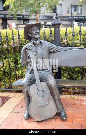 Tamworth Australien, lebensgroße Bronzestatue von Smoky Dawson ( Herbert Henry Brown) australischer Folk- und Country-Sänger Songwriter ( 1913–2008) Stockfoto