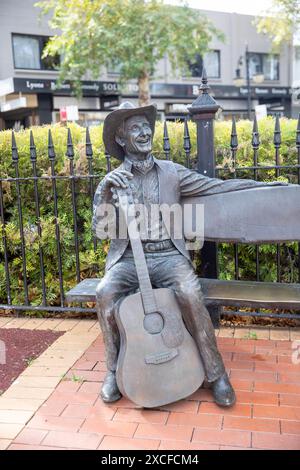 Tamworth Australien, lebensgroße Bronzestatue von Smoky Dawson ( Herbert Henry Brown) australischer Folk- und Country-Sänger Songwriter ( 1913–2008) Stockfoto