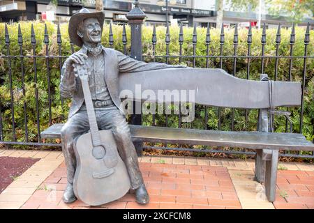 Tamworth Australien, lebensgroße Bronzestatue von Smoky Dawson ( Herbert Henry Brown) australischer Folk- und Country-Sänger Songwriter ( 1913–2008) Stockfoto