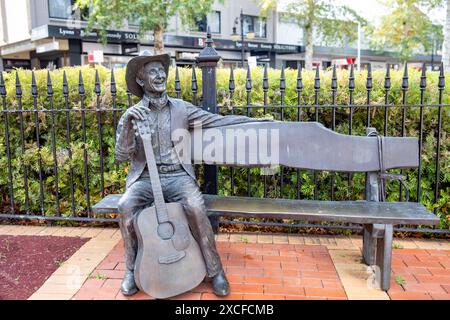 Tamworth Australien, lebensgroße Bronzestatue von Smoky Dawson ( Herbert Henry Brown) australischer Folk- und Country-Sänger Songwriter ( 1913–2008) Stockfoto