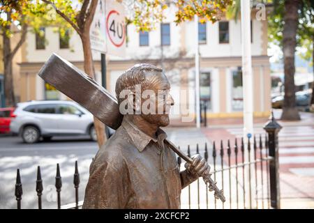 Lebensgroße Bronzeskulptur des australischen Country-Musik-Künstlers und Songwriters John Williamson im Stadtzentrum von Tamworth, enthüllt 2022, NSW, Australien Stockfoto