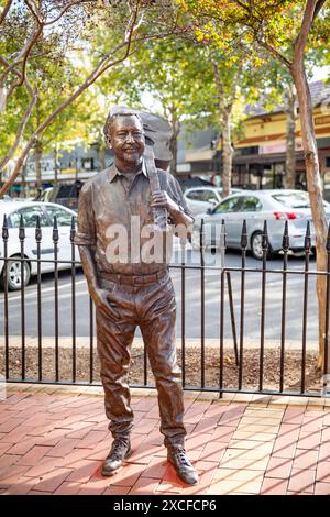 Lebensgroße Bronzeskulptur des australischen Country-Musik-Künstlers und Songwriters John Williamson im Stadtzentrum von Tamworth, enthüllt 2022, NSW, Australien Stockfoto