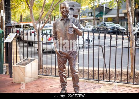 Lebensgroße Bronzeskulptur des australischen Country-Musik-Künstlers und Songwriters John Williamson im Stadtzentrum von Tamworth, enthüllt 2022, NSW, Australien Stockfoto