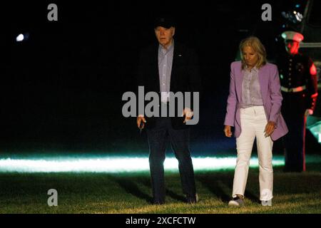 Washington, Usa. Juni 2024. US-Präsident Joe Biden und First Lady Jill Biden gehen auf dem Südrasen des Weißen Hauses, nachdem sie am Sonntag, den 16. Juni, in Washington, DC, angekommen waren. 2024. Biden hat Trump in diesem Jahr außer April jeden Monat empört und verfügte laut den jüngsten Bundesanträgen über mehr Bargeld als der ehemalige Präsident Anfang Mai. Foto: Ting Shen/UPI Credit: UPI/Alamy Live News Stockfoto