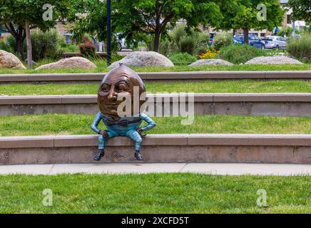 Colorado Springs, Colorado - 9. Juni 2024: Humpty Dumpty Skulptur von Kimber Fiebiger vor dem Pikes Peak Center for the Performing Art in Stockfoto