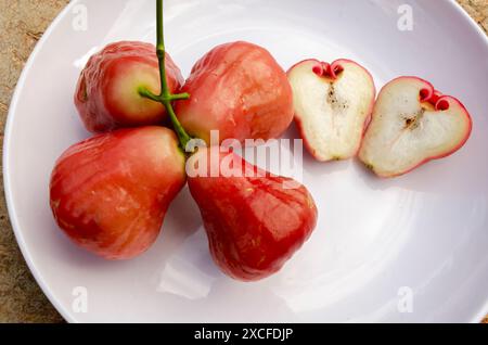 Ganz und geschnitten reifer exotischer Royal Apfel Stockfoto