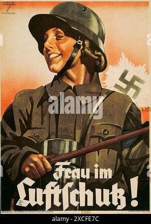 Ein NS-Propagandaplakat für den Reichsluftschutzbund (RLB), eine Organisation in Nazi-Deutschland, die für Luftschutzvorkehrungen in Wohngebieten und bei kleineren Unternehmen zuständig ist. Das Poster zeigt eine lächelnde Woam in einem Stahlhelm und der Text lautet Frau in Luftschutz. Stockfoto