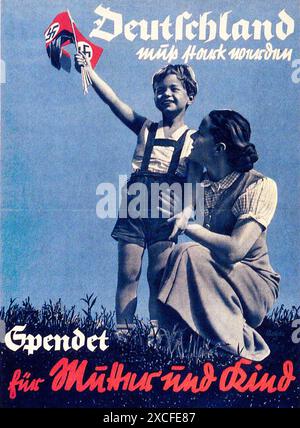 Ein Nazi-Propagandaplakat aus dem Jahr 1934, das Mutter und Kind zeigt, wobei das Kind eine Handvoll nazi-Hakenkreuzfahnen hält. Stockfoto