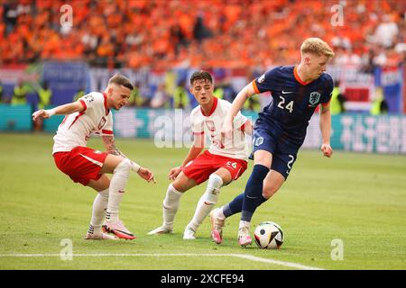 Hamburg, Deutschland. Juni 2024. Jerdy Schouten (R) aus den Niederlanden, Bartosz Slisz (L) und Kacper Urba?ski (2. L) aus Polen im Volksparkstadion im Rahmen des Gruppenspiels der UEFA EURO 2024 in der Gruppe D zwischen Polen und den Niederlanden. (Endnote; Polen 1:2 Niederlande) (Foto: Sergei Mikhailichenko/SOPA Images/SIPA USA) Credit: SIPA USA/Alamy Live News Stockfoto