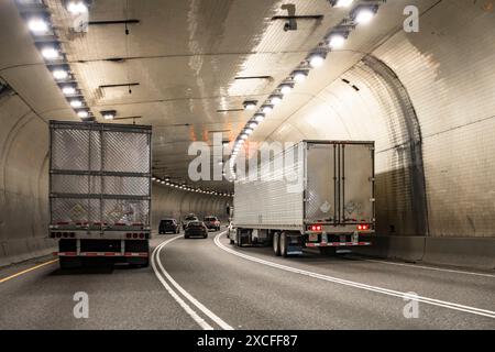 Zwei große Lkw-Sattelzugmaschinen mit Industrieträger und verlängerter Fahrerkabine für LKW-Fahrer, die Ladung in Kühltruhen transportieren Auflieger mit i Stockfoto