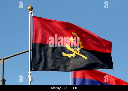 Sankt Petersburg, Russland. Juni 2024. Die Flagge der Republik Angola auf der Tribüne der Flaggen der teilnehmenden Länder im Rahmen des Internationalen Wirtschaftsforums von St. Petersburg 2024 (SPIEF 2024). (Foto: Maksim Konstantinov/SOPA Images/SIPA USA) Credit: SIPA USA/Alamy Live News Stockfoto