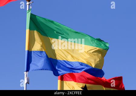 Sankt Petersburg, Russland. Juni 2024. Die Flagge Gabuns auf der Tribüne der Flaggen der teilnehmenden Länder im Rahmen des Internationalen Wirtschaftsforums von St. Petersburg 2024 (SPIEF 2024). (Foto: Maksim Konstantinov/SOPA Images/SIPA USA) Credit: SIPA USA/Alamy Live News Stockfoto