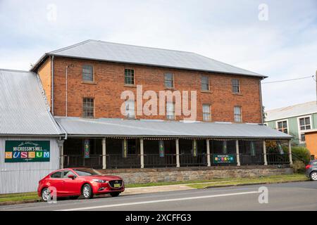 Uralla Stadtzentrum und McCrossins Mill Museum Gebäude, eines der vielen historischen Gebäude in dieser regionalen Stadt in New South Wales, Australien Stockfoto