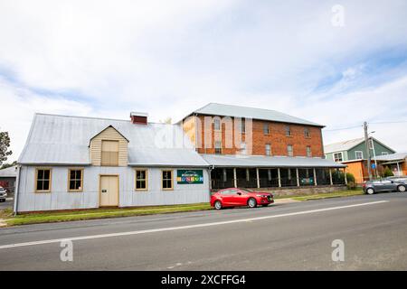 Uralla Stadtzentrum und McCrossins Mill Museum Gebäude, eines der vielen historischen Gebäude in dieser regionalen Stadt in New South Wales, Australien Stockfoto