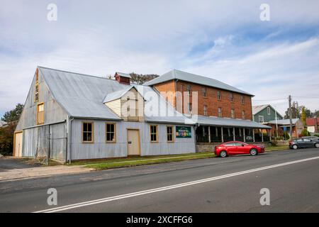 Uralla Stadtzentrum und McCrossins Mill Museum Gebäude, eines der vielen historischen Gebäude in dieser regionalen Stadt in New South Wales, Australien Stockfoto