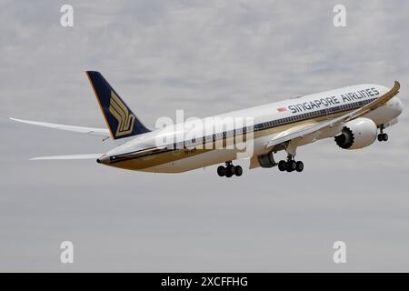 Singapore Airlines Boeing 787-10 vom Flughafen Adelaide gesehen. Stockfoto