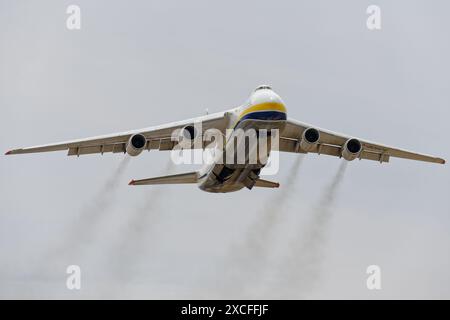 Antonov an-124 beim Abflug vom Flughafen Adelaide gesehen. Stockfoto