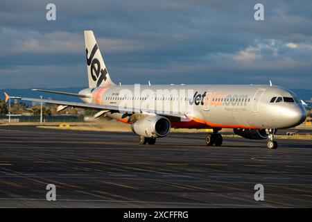 Jetstar Airbus A320 sah Taxifahrt am Flughafen Adelaide. Stockfoto