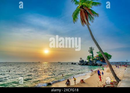 Phu Quoc, Vietnam - 20. April 2024: Touristen besuchen den Tempel und Leuchtturm von Dinh Cau auf der Insel Phu Quoc, Vietnam Stockfoto