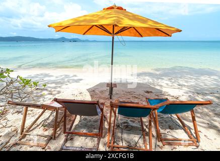 Sonnenliegen unter tropischen Palmen am Strand auf Phu Quoc Insel, Vietnam. Das Lächeln des Strands Stockfoto