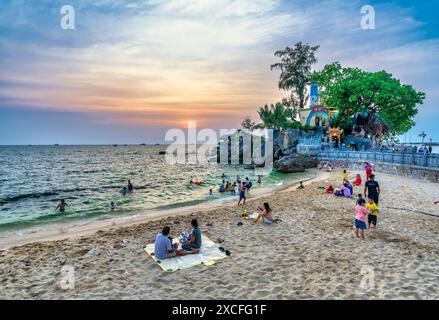 Phu Quoc, Vietnam - 20. April 2024: Touristen besuchen den Tempel und Leuchtturm von Dinh Cau auf der Insel Phu Quoc, Vietnam Stockfoto