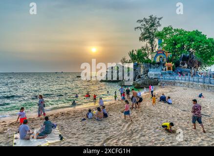 Phu Quoc, Vietnam - 20. April 2024: Touristen besuchen den Tempel und Leuchtturm von Dinh Cau auf der Insel Phu Quoc, Vietnam Stockfoto