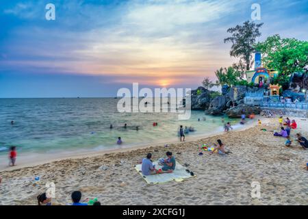 Phu Quoc, Vietnam - 20. April 2024: Touristen besuchen den Tempel und Leuchtturm von Dinh Cau auf der Insel Phu Quoc, Vietnam Stockfoto