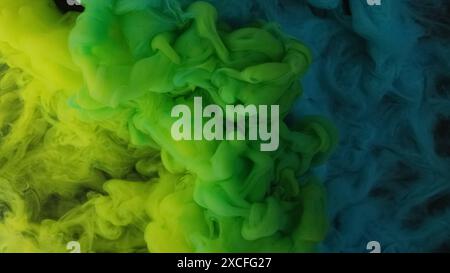 Farbspritzer. Glitzernebel-Textur. Unfokussierte grüne blaue Farbe schimmernde Partikel Explosion Dampfwolke schwimmende abstrakte Kunst Hintergrund. Stockfoto